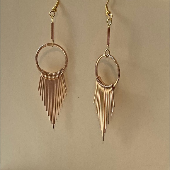 SALE🎉Fun Drop Dangling Earrings. Your “New” go to Earrings. Dangle Earring - Picture 6 of 6